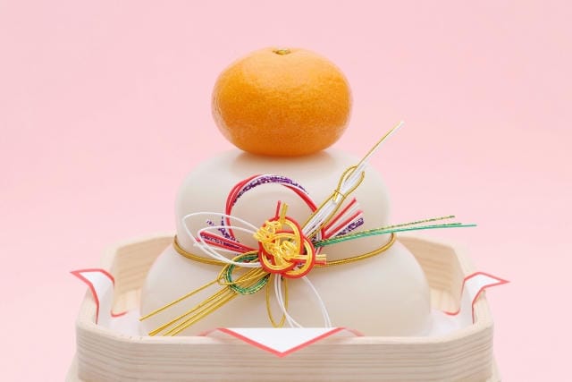 鏡餅が丸い理由とは？お供え物としての形や名前の由来について