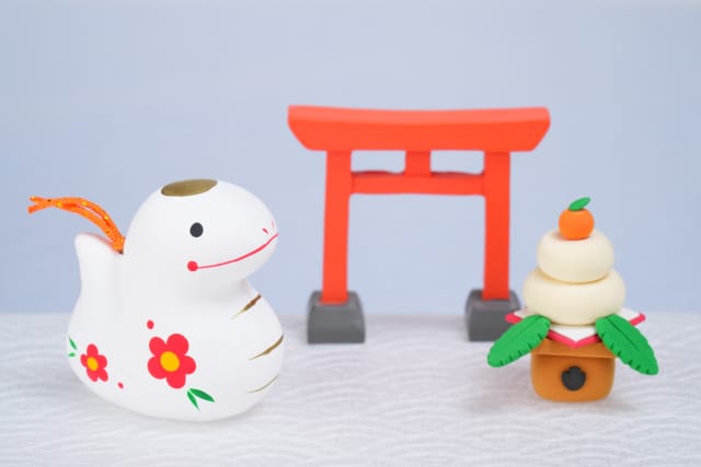 鏡餅の由来は蛇だという説がある？蛇神信仰や三種の神器との関係性